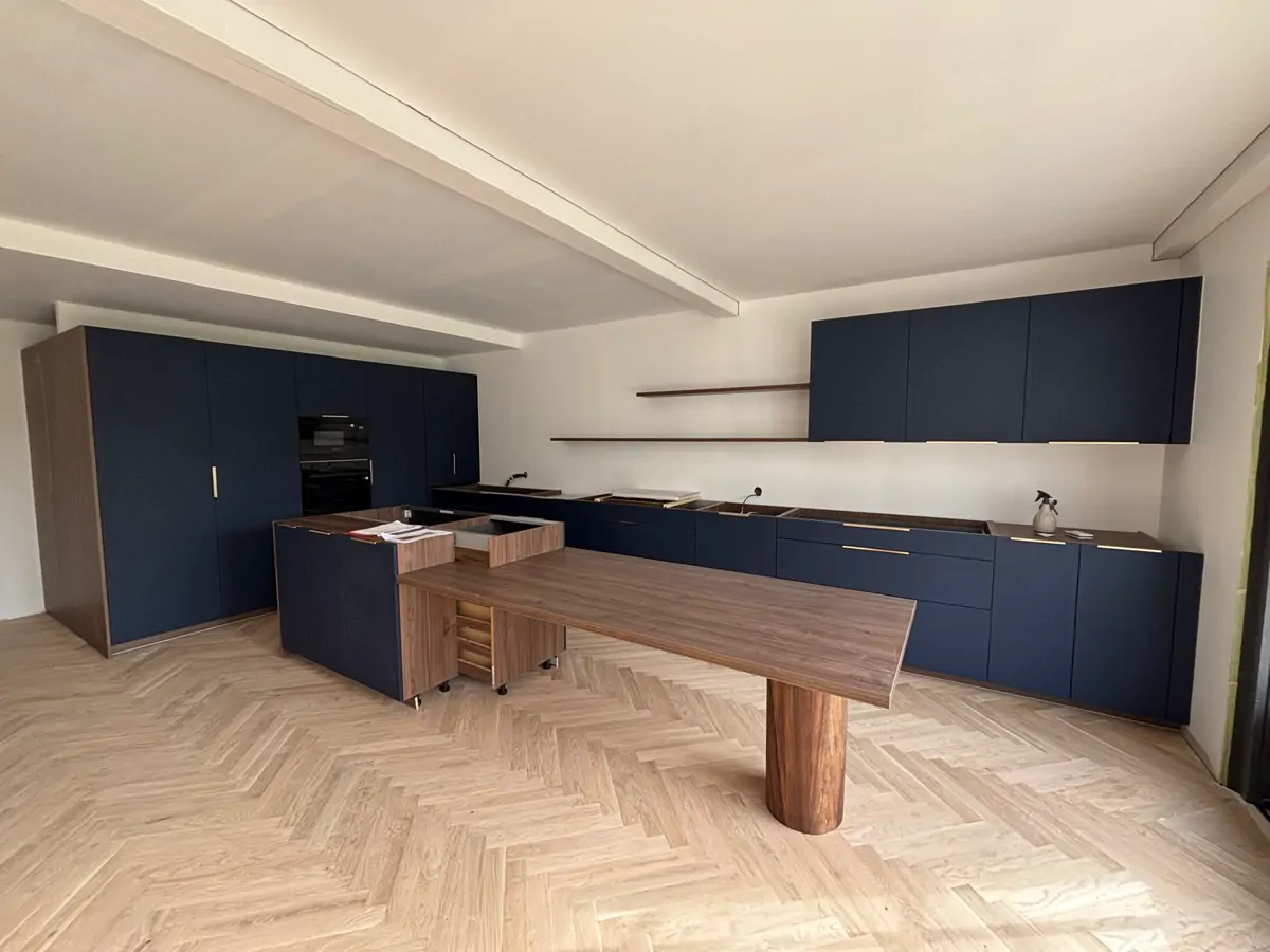 Cucina con parquet in rovere a motivo
