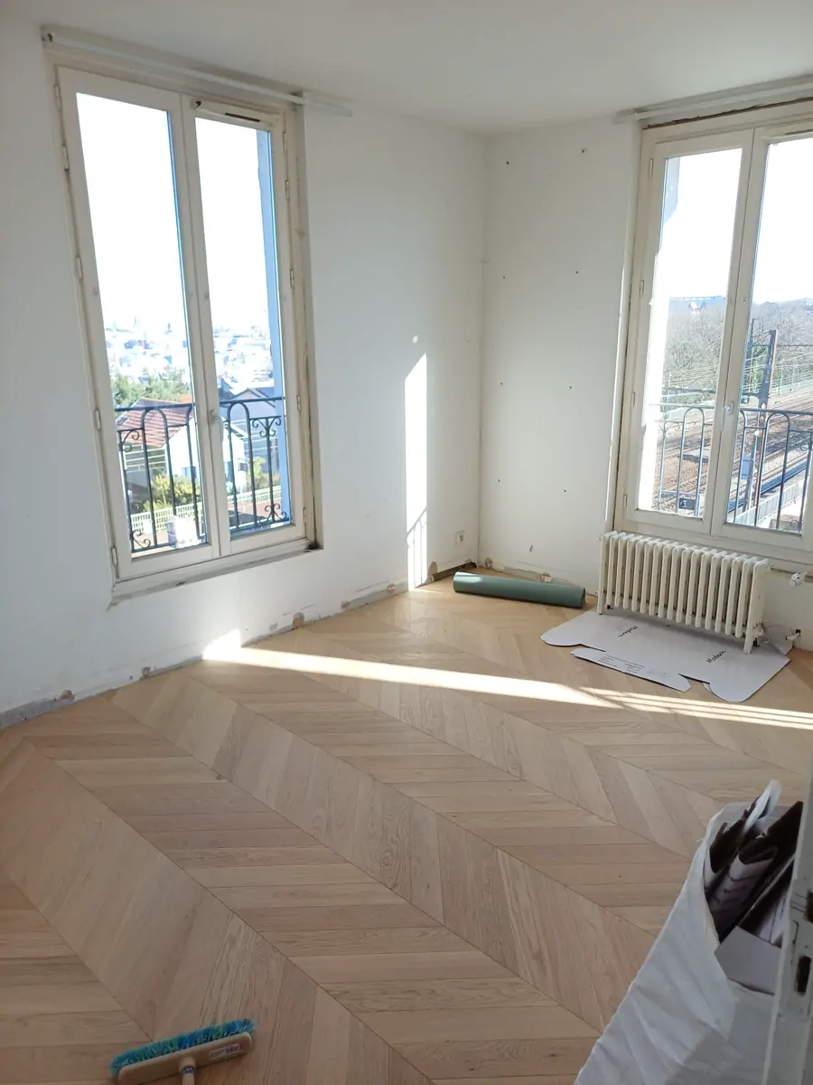 Ambiente luminoso con parquet in rovere posato