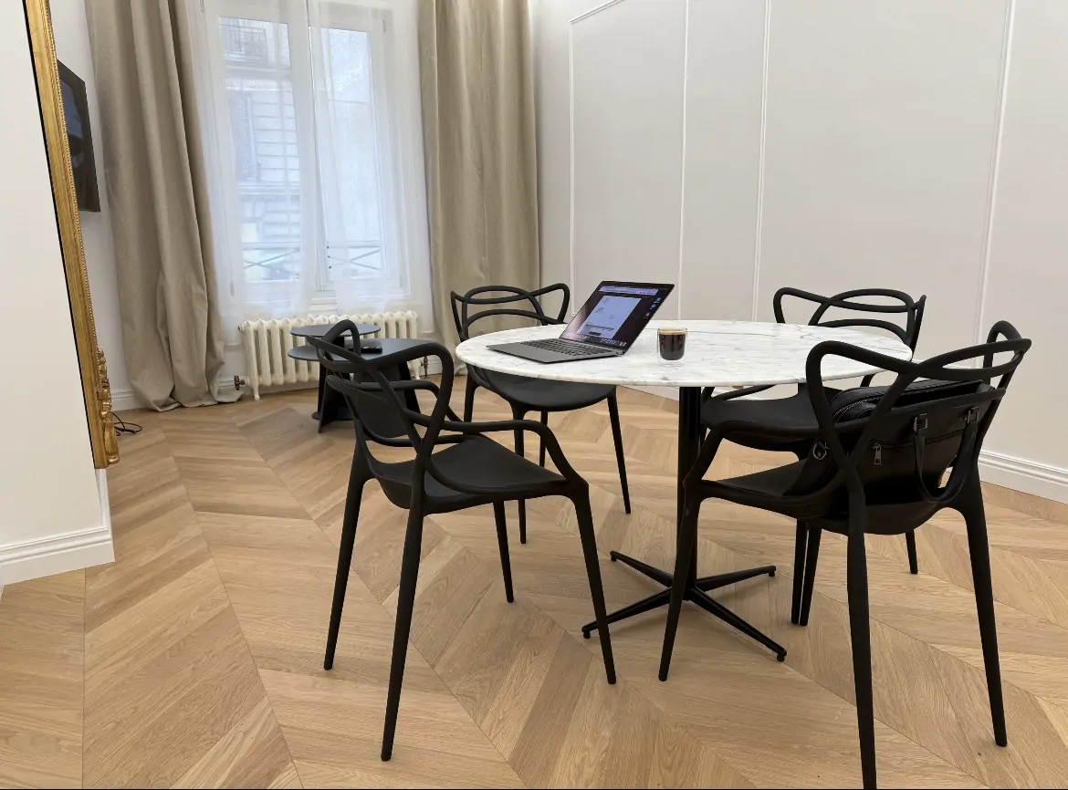 Sala da pranzo con parquet in rovere posato