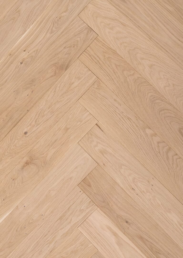 Parquet Roble Signature — Classic Espiga Barnizado Cepillado 100×600