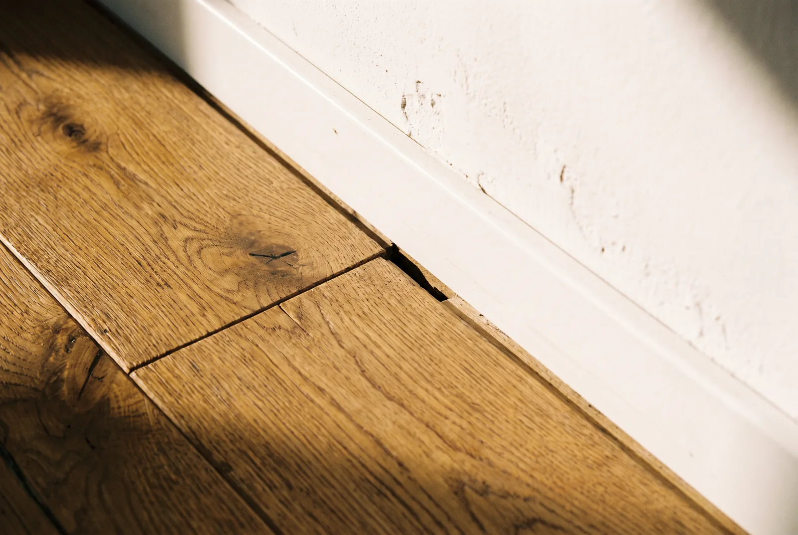 Joint de dilatation entre parquet chêne et plinthe