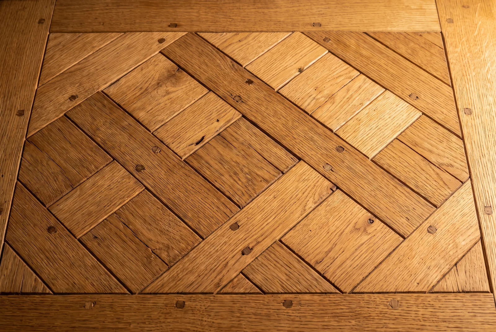 Détail du motif tressé d'un panneau de Versailles