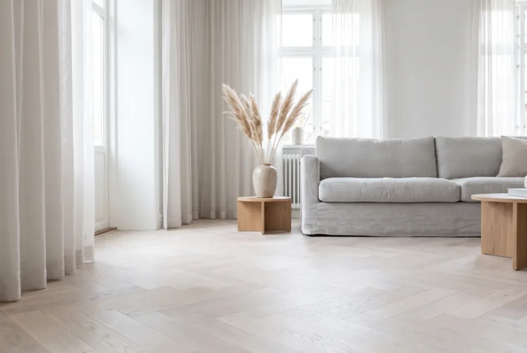 Salon scandinave avec parquet roble blanqueado