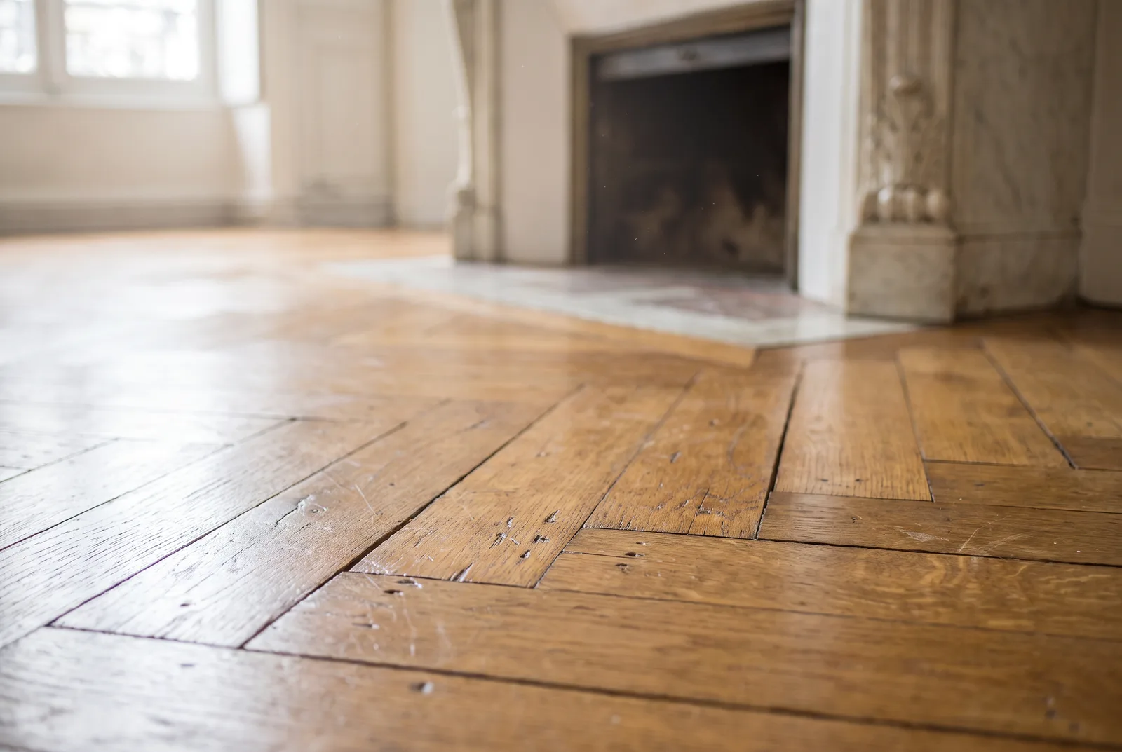 Parquet chêne ancien à bâtons rompus avec patine