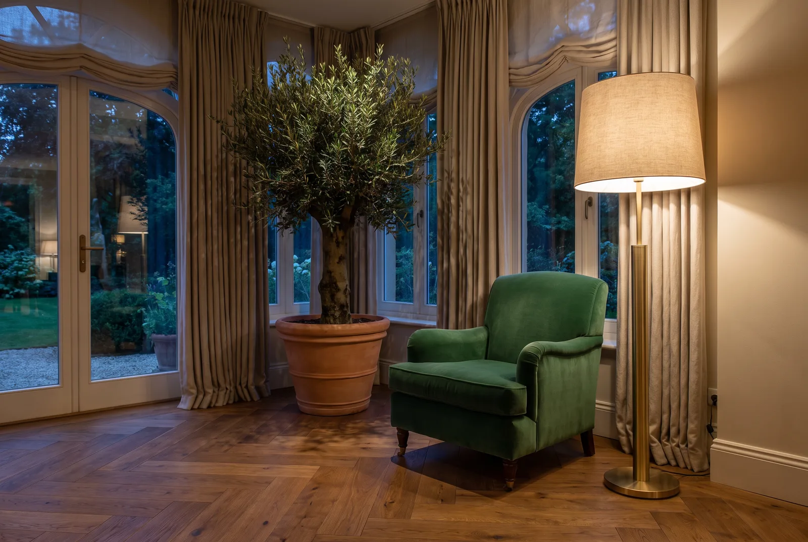 Coin salon d'hôtel avec parquet chêne à larges lames