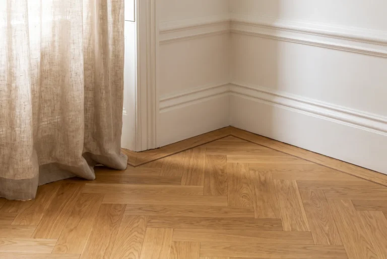 Plinthes blanches hautes sur parquet roble
