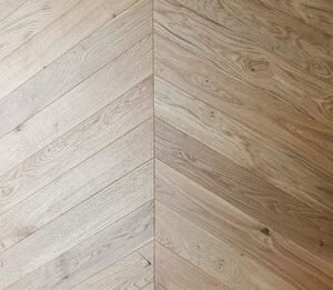 Parquet chêne point de Hongrie 60° — Peu noueux verni naturel 92x550