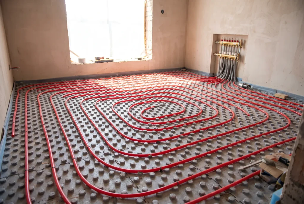 Tubes de plancher chauffant posés sur isolant à plots