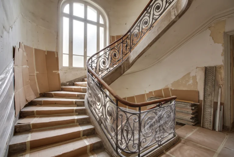 Escalier d'immeuble protégé pendant des travaux
